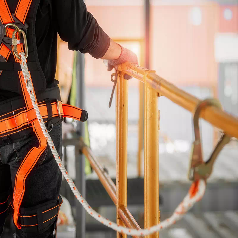 Imbragatura di sicurezza legata al ponteggio a Busto Arsizio