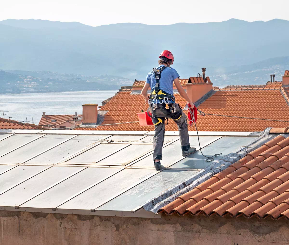 Operatore legato con imbragatura alla linea vita a Varese