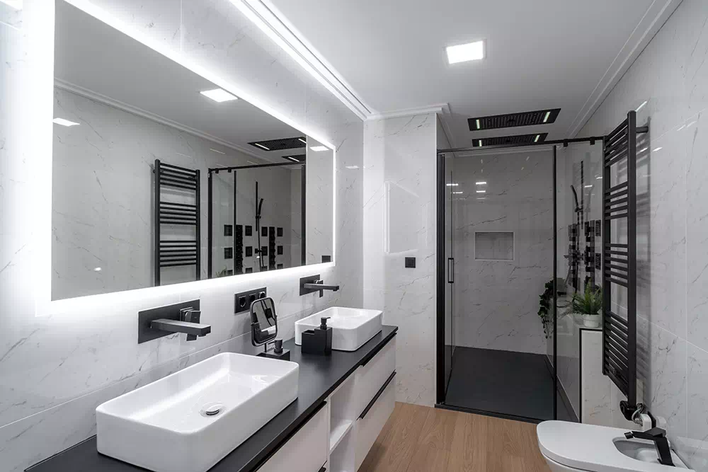 Bagno con doppio lavabo a Varese